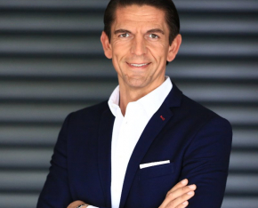 Deniz Aytekin, FIFA-Schiedsrichter und Unternehmer